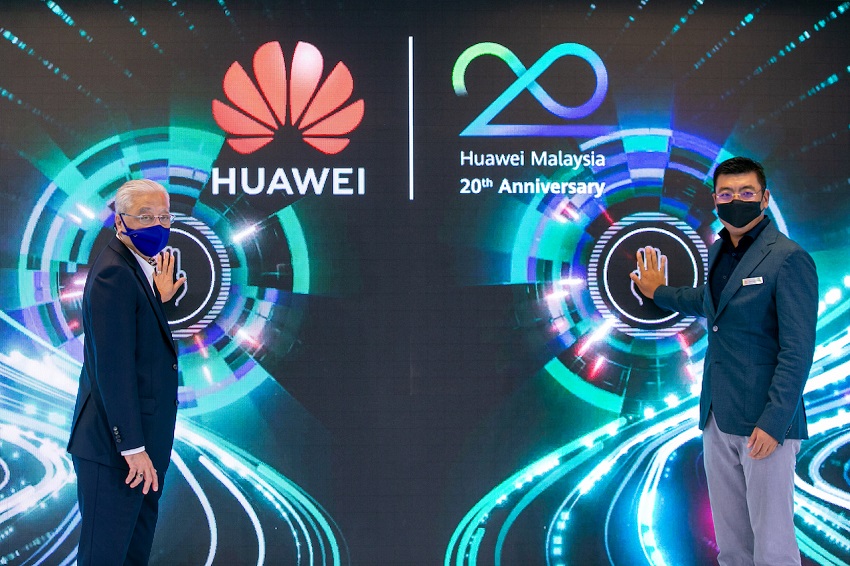 Huawei-CSIC-Launch_Michael-and-PM.jpg