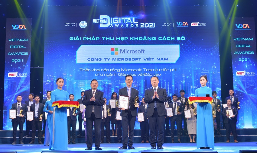 Ong-Phung-Viet-Thang-Giam-dc-Kinh-Doanh-Microsoft-Viet-Nam-vinh-d-nhan-giai-thung.jpg