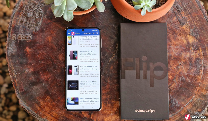 Trải nghiệm Samsung Galaxy Z Flip4 5G: giữ lại ngôn ngữ thiết kế "cũ" nhưng nâng cấp hiệu suất, bên cạnh màn hình "gập" tiện lợi Hinh-1