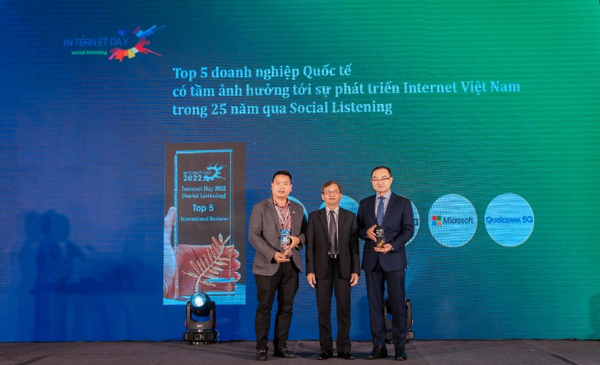 Ong-David-Wei-Tong-Giam-doc-Huawei-Viet-Nam-nhan-giai-thuong-Top-5-Doanh-nghiep-Quoc-te-co-tam-anh-huong-toi-su-phat-trien-Internet-Viet-Nam.jpg