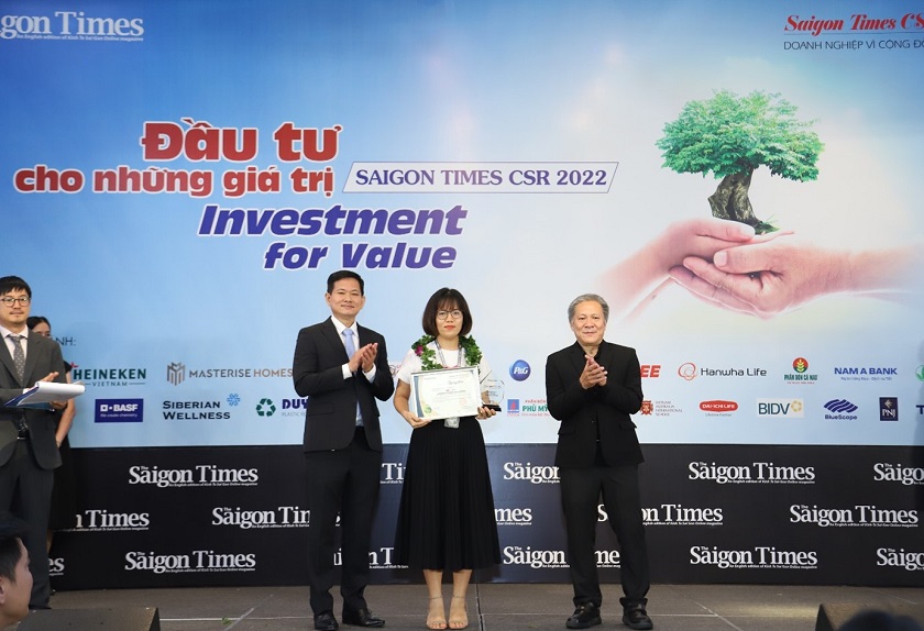 Lazada-da-duc-xung-ten-tai-giai-thung-Saigon-Times-CSR.jpg