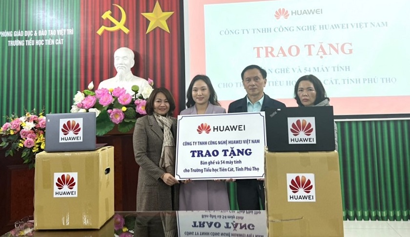 Huawei-Viet-Nam-trao-tang-54-may-tinh-xach-tay-va-nhieu-ban-ghe-cho-truong-Tieu-hoc-Tien-Cat-tinh-Phu-Tho.jpg