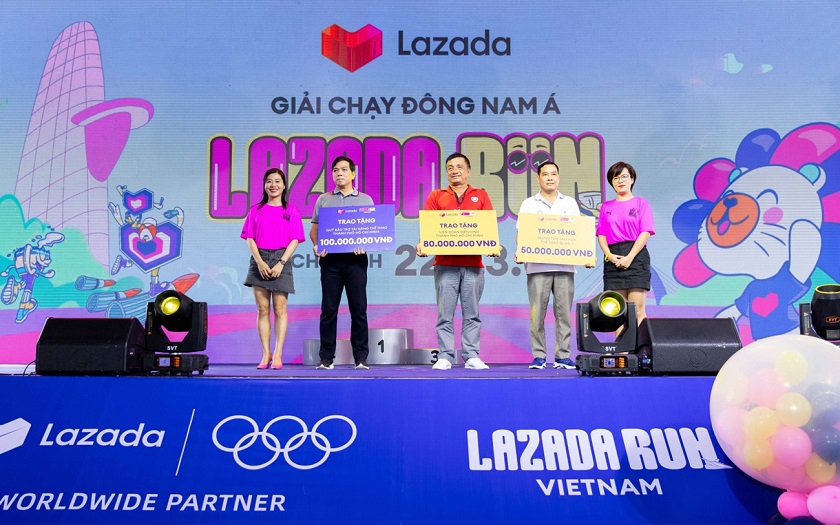 Lazada Run Việt Nam quy tụ hơn 9.000 người tham dự ở lần đầu tổ chức Dai-dien-Lazada-trao-dong-gop-cho-Qu-bao-tr-tai-nang-th-thao-thanh-ph-Ho-Chi-Minh