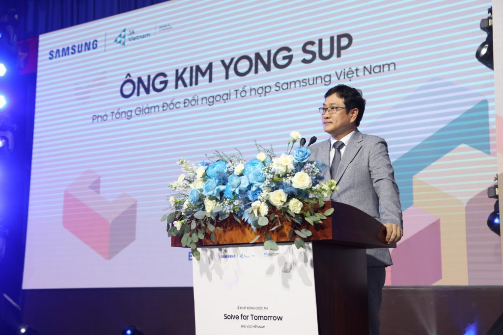 Ong-Kim-Yong-Sup-Pho-Tng-Giam-dc-ph-trach-Di-ngoai-T-hp-Samsung-Viet-Nam-phat-biu-tai-s-kien.jpg