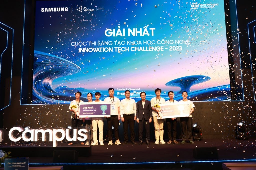 Ong-Choi-Joo-Ho-trao-giai-cho-2-doi-thi-dat-giai-nht-Cuoc-thi-Sang-tao-Khoa-hc-cong-nghe-Innovation-Tech-Challenge-2023-1024x683.jpg