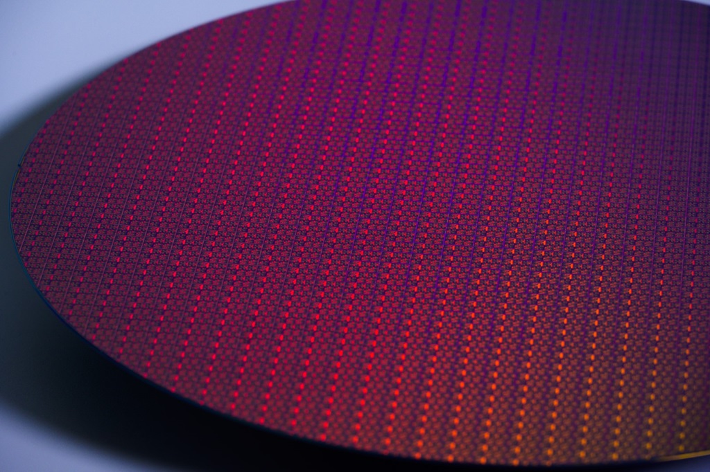 Intel-18a-wafer.jpg