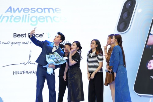 Nam-nghe-si-HIEUTHUHAI-guong-mt-dai-dien-ca-Galaxy-A-series-trai-nghiem-tinh-nang-Best-Face.jpg
